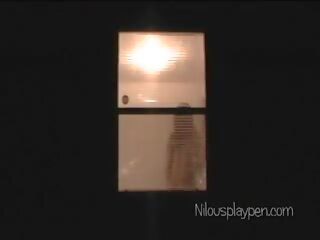 Voyeur peeping tom durch ein freunde fenster