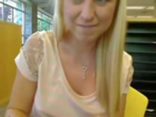 Blonda exhibitionist în bibliotecă