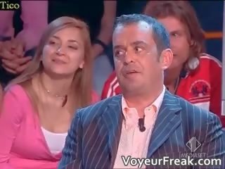 Um mamilo slip em italiana televisão voyeur câmara part4