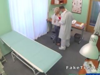 Medizinisch schüler fickt im fälschen krankenhaus