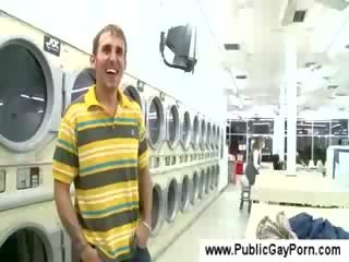 ब्लोजॉब में एक पब्लिक laundromat