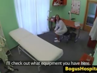 Medyczne człowiek funty eurobabe na top z biurko