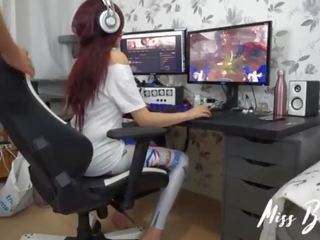 D&period;va majúce a quickie zatiaľ čo gaming - chýbať banán