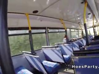 Nghiệp dư sluts chia sẻ manhood trong các công khai xe buýt