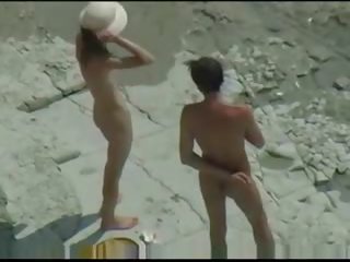Par jebe na goli plaža