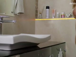 Femme fatale margaret robbie im die badezimmer auf entjungferung kanal
