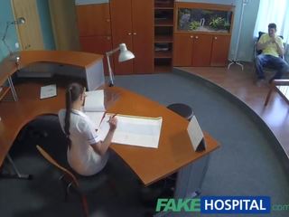 Fakehospital erootiline meditsiiniõde heals patsient koos raske kontoris täiskasvanud klamber