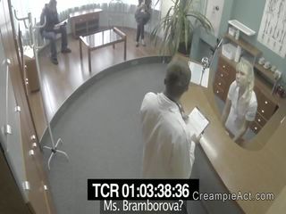 Subtire drăguță devine creampie în fals spital