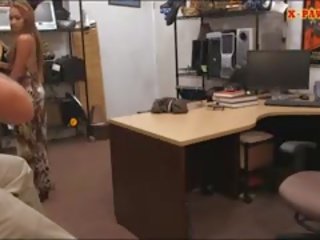 Däli strumpet slammed by pervert pawn dude at the pawnshop