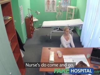 Fakehospital blondinke s velika prsi želi da biti a medicinska sestra