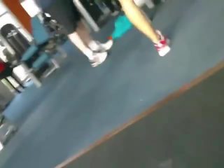 Traviesa pervertido compañero en la gimnasio