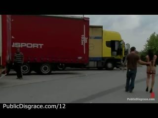 Związanie zakneblowany seductress goły narażony do truckers w the bussing