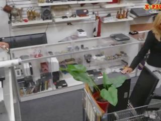 Marvelous milf desperate til penger blir knullet ved den pawnshop