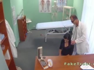 Krásný pacient saje lékaři člen