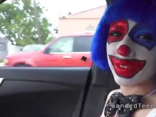 Dospívající v klaun kostým bouchání venkovní na připojenými opčními výstřel