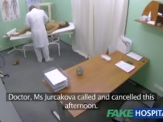Fakehospital сензационен госпожица с голям цици получава лекари лечение