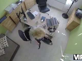 Vip4k. fată frumoasă jeune femme donne une tête et écarte les jambes au bureau de prêt