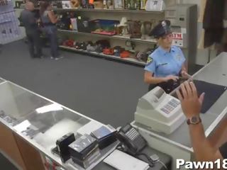 Polisi putri mengisap putz untuk uang di itu toko