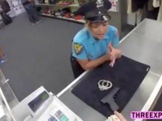 Beguiling polis kvinna movs henne perfekt kropp