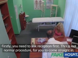 Fakehospital szczupłe blondynka pacjent przyłapani gra z jej cipka zabawka