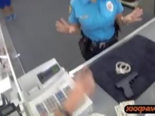 Госпожица полиция офицер получава прикован в а pawnshop към печеля пари в брой