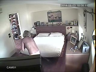 Mammīte noķerti par kamera kails housekeeping