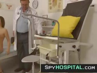 E pacipë tetëmbëdhjetë checked nga i vjetër gyno medic i fshehur kamera