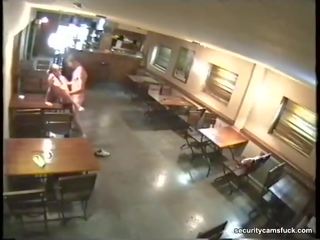 Сигурност камера улова двойка в бар